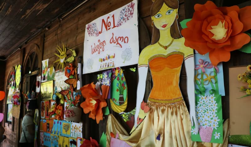 1 ივნისი და ბავშვების მიერ შექმნილი ზღაპრული სამყარო სენაკში