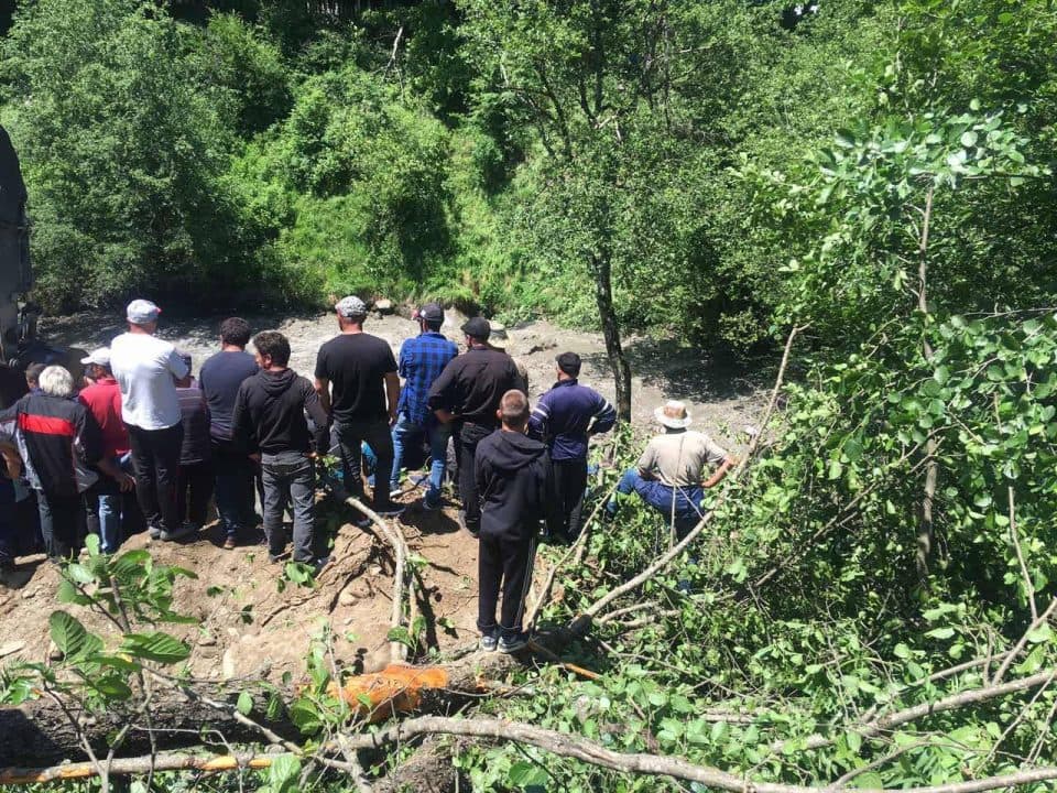 მდინარე ენგურში ნაპოვნია მანქანა, რომელიც ახალგაზრდებს ეკუთვნოდათ