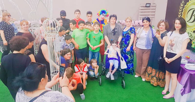 რესტორანმა “ბერმუხამ” ზუგდიდში შშმ პირებს უმასპინძლა