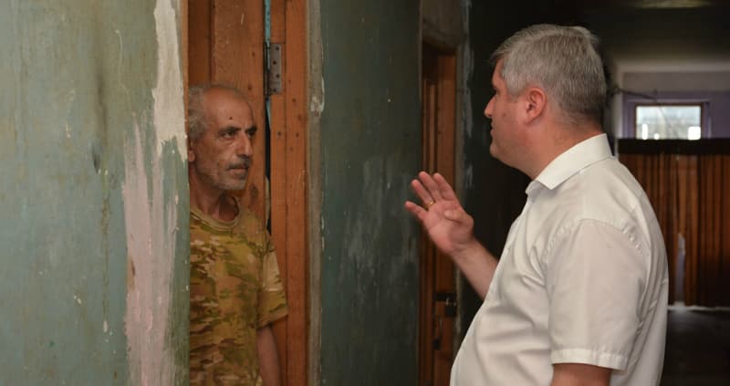 ზუგდიდის მერი სტიქიის შედეგად დაზარალებულ დევნილთა კომპაქტურ დასახლებას ესტუმრა