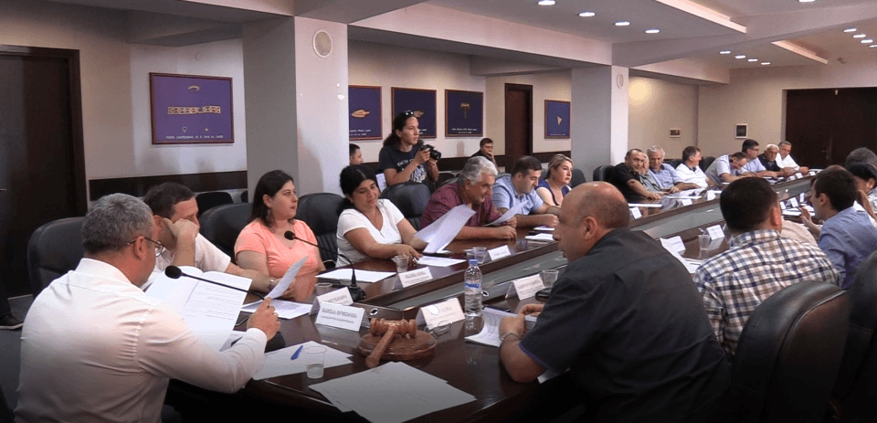 ხმაური ზუგდიდის საკრებულოს სხდომაზე – ოპოზიციამ სხდომა პროტესტის ნიშნად დატოვა