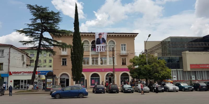 ,,გახარია წადი” – ზუგდიდში, სახლის სახურავზე “ნაციონალებმა” პლაკატი დაკიდეს