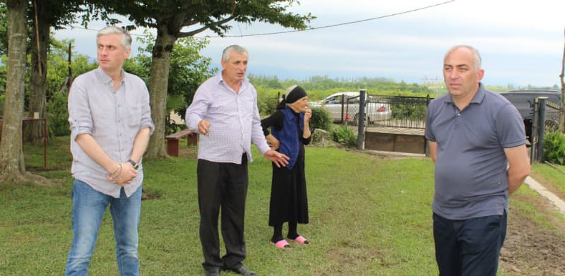 წალენჯიხაში უსახლკაროდ დარჩენილ ოჯახს დახმარება გაუწიეს