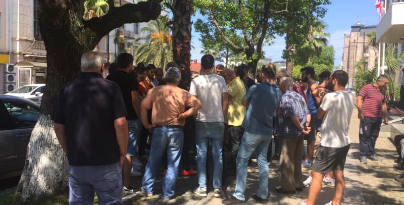 ,,კოლხეთი 1913″-ის ფეხბურთელები და გულშემატკივრები ფოთის მერიასთან შეიკრიბნენ