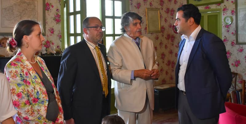 აშილ მიურატის შთამომავლებმა ზუგდიდში, ისტორიული ფოტოების გამოფენა გამართეს