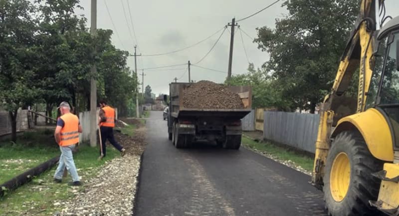 სენაკში შიდა გზები განახლდა