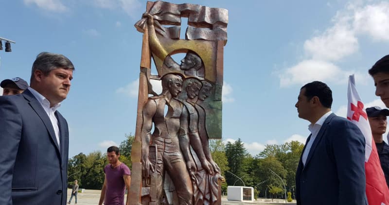 ზუგდიდში, სკეიტ პარკში აგვისტოს ომის გმირების მემორიალი გაიხსნა