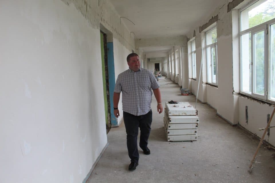 ცოტნე შონიამ სკოლებში მიმდინარე სამუშაოები დაათვალიერა