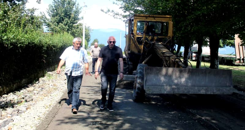 სოფელ ეწერში საავტომობილო გზის რეაბილიტაცია აქტიურად მიმდინარეობს