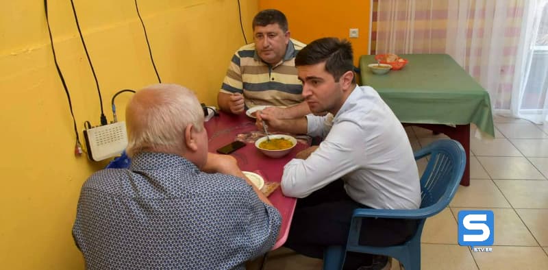 გუბერნატორის მოადგილემ სოციალურად დაუცველებთან ერთად უფასო სასადილოში ისადილა