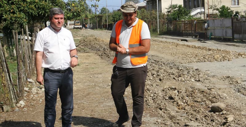 გიორგი შენგელია ლომთათიძის ქუჩაზე გზის რეაბილიტაციას გაეცნო