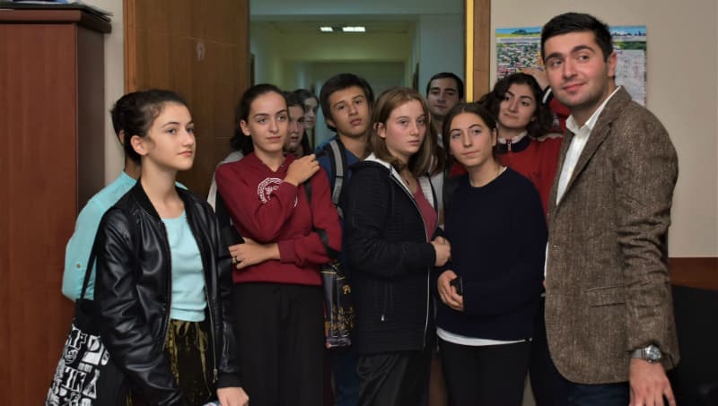 დავით ფარცვანია დამამთავრებელი კლასის მოსწავლეებს შეხვდა