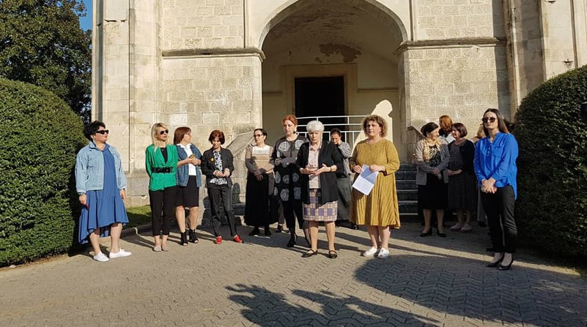 ზუგდიდის მუზეუმის თანამშრომლებმა ხელფასების გაზრდის მოთხოვნით საპროტექსტო აქცია კვლავ გამართეს