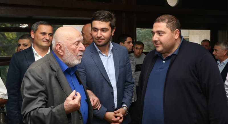 სენაკში ესეისტს, სენაკის საპატიო მოქალაქეს ემილიანე (რეზო) ადამიას უმასპინძლეს