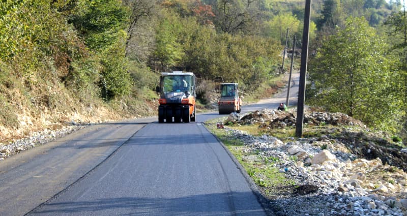 საჩინო – ჩქვალერი – ჯვარზენის საავტომობილო გზის სარეაბილიტაციო სამუშაოები მიმდინარეობს