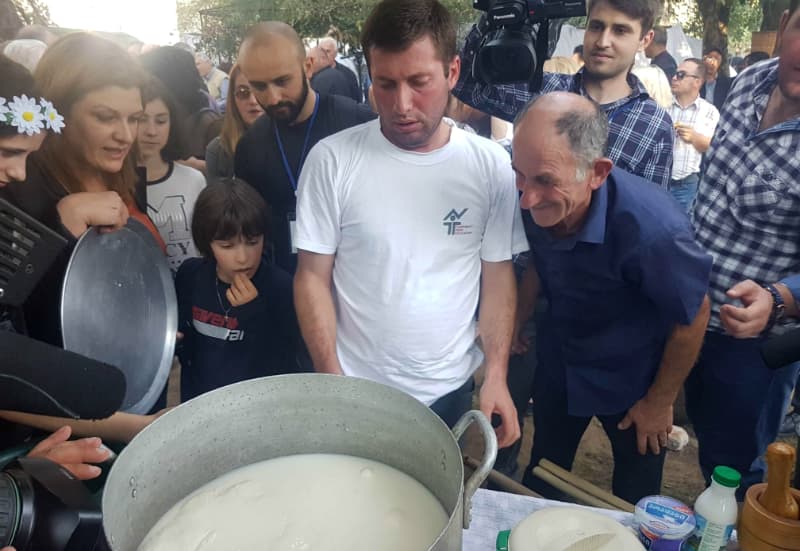 ჩხოროწყუში რეკორდული სიდიდის სულუგუნი დაამზადეს