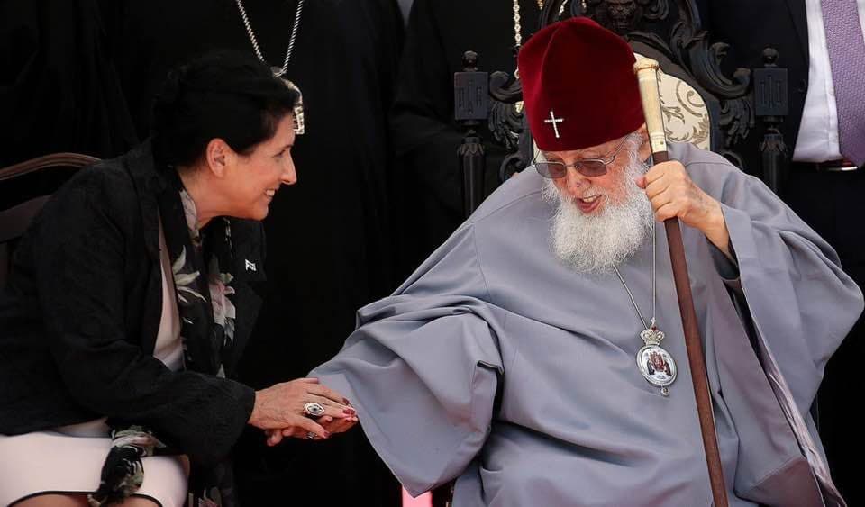 პრეზიდენტის მდუმარე მხარდაჭერა საქართველოს პატრიარქს