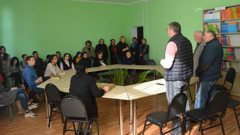 ქალაქის #1 სკოლაში რეაბილიტირებული ბიბლიოთეკა გაიხსნა (R)