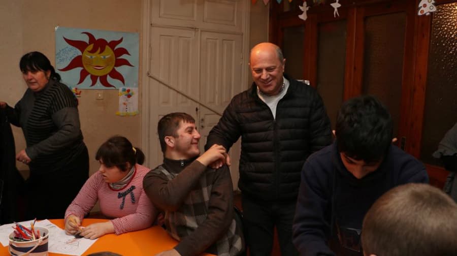 სენაკის მერიის წარმომადგენლები განსაკუთრებული საჭიროებების მქონე ბავშვთა დღის ცენტრს ესტუმრნენ (R)