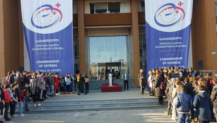 ზუგდიდში, საქართველოსა და ევროკავშირის დროშები საზეიმო ვითარებაში აღმართეს