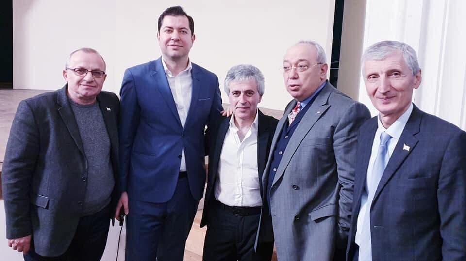 გიტარისტმა თემურ ყვითელაშვილმა ახალგაზრდებისთვის საახალწო სოლო კონცერტი გამართა