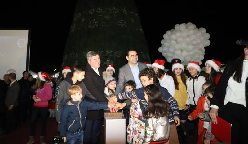 ზუგდიდის მთავარი ნაძვის ხე საზეიმოდ აინთო