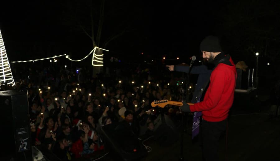 სენაკის ცენტრალურ სკვერში სადღესასწაულო კონცერტი გაიმართა (R)
