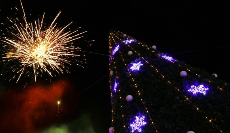 სენაკში, ქალაქის მთავარი ნაძვის ხე, ცენტრალურ მოედანზე, საზეიმოდ აინთო