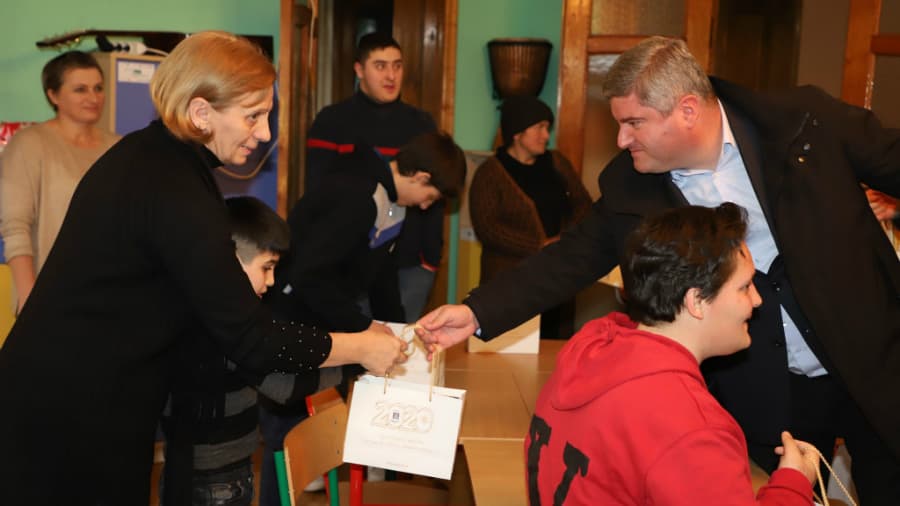 დღის ცენტრის ბენეფიციარებს ზუგდიდის მერმა საახალწლო ნობათი გადასცა
