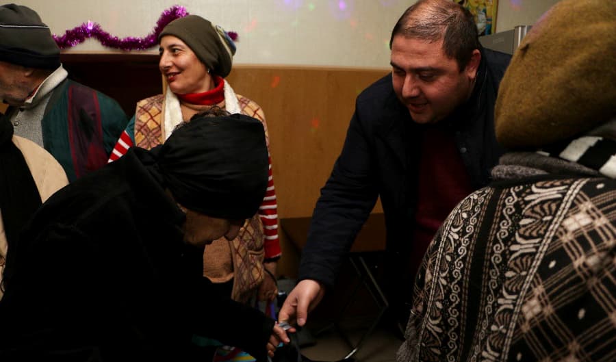 მზრუნველობამოკლებულთა კვების ცენტრის ბებეფიციარებს სენაკის მერმა ნობათები გადასცა