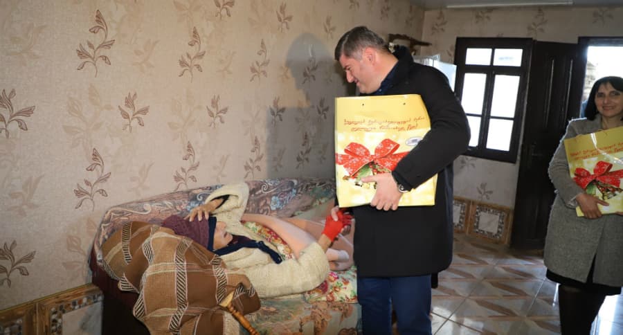 გიორგი შენგელიამ უხუცეს ქალბატონს დამდეგი ახალი წელი მიულოცა