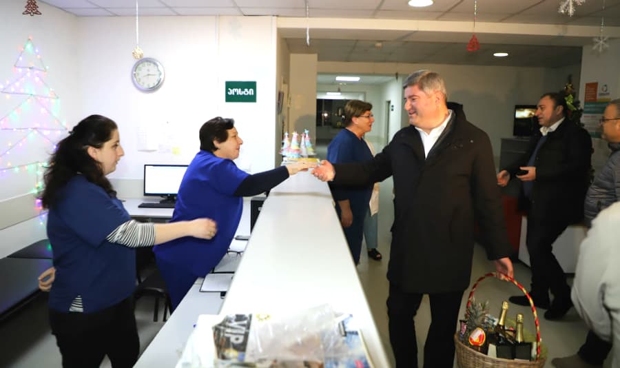 ზუგდიდში 24-საათიან რეჟიმში მომუშავე სამსახურებს ახალი წელი მიულოცეს