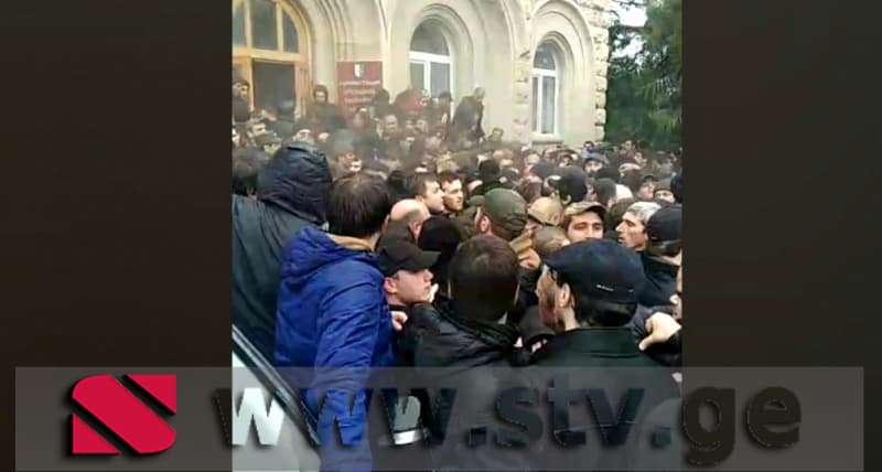 დაძაბულობა სოხუმში – მომიტინგეები დე ფაქტო პრეზიდენტის ადმინისტრაციაში შეიჭრნენ