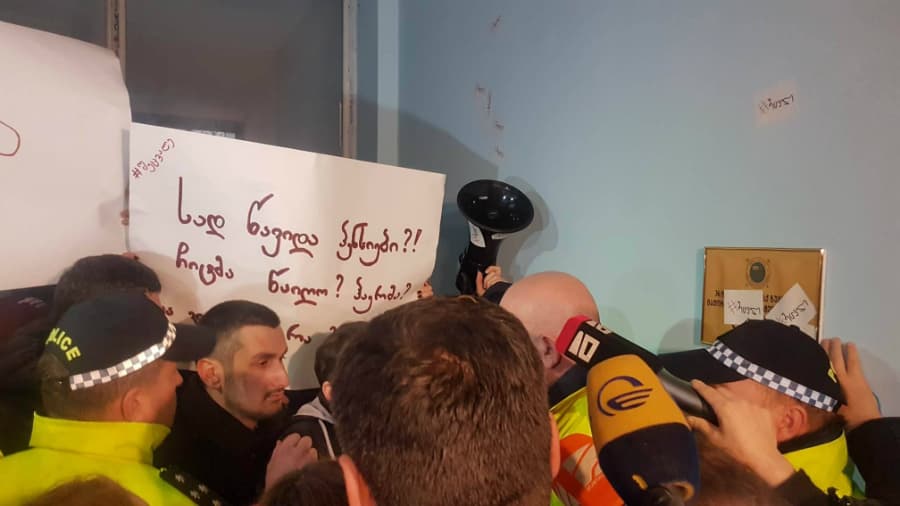 ხმაური ზუგდიდში – “შეცვალეს” წევრები მაჟორიტარი დეპუტატის ბიუროში შეიჭრნენ