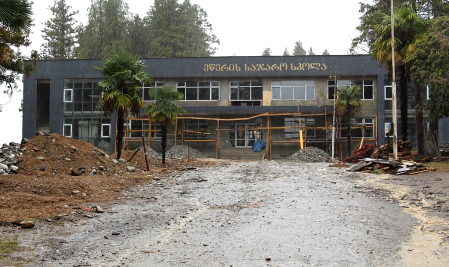 სოფელ ეწერში ახალი საჯარო სკოლის მშენებლობა ინტენსიურად მიმდინარეობს