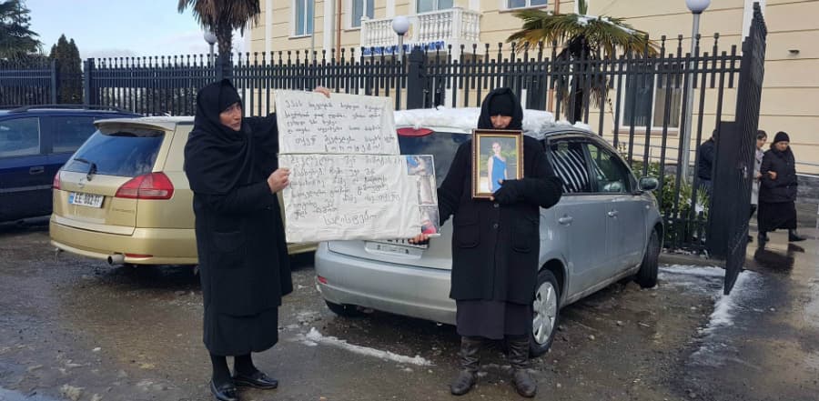 ზუგდიდის სასამართლოსთან ეკა მიქავას ახლობლები აქციას მართავენ