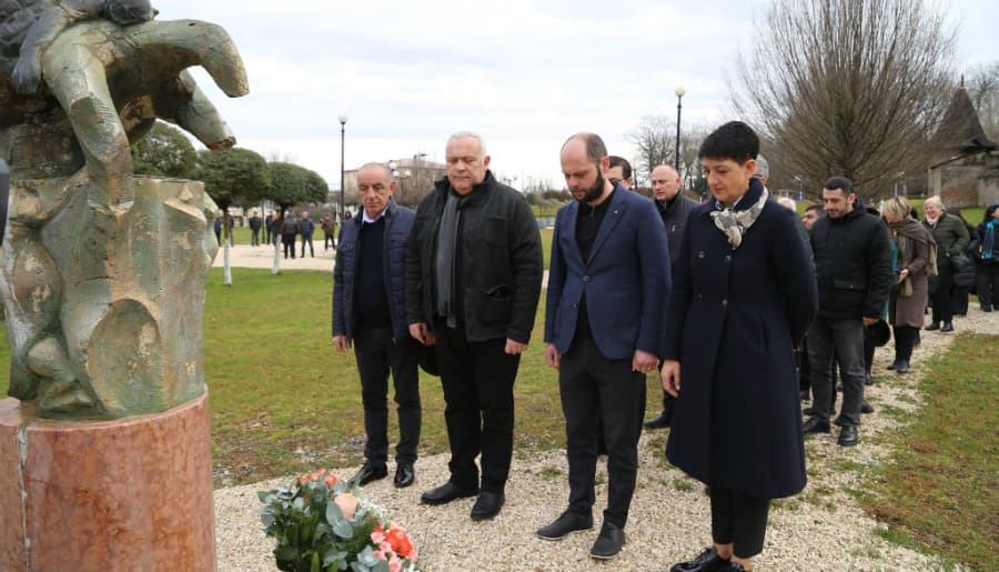 ზუგდიდში, 1924 წლის აჯანყების დროს რეპრესირებულთა მემორიალი გვირგვინით შეამკეს