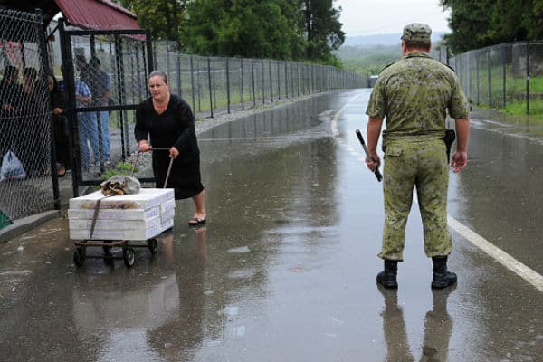 საოკუპაციო რეჟიმი ენგურის ხიდზე გადამსვლელებს კორონავირუსზე ამოწმებს