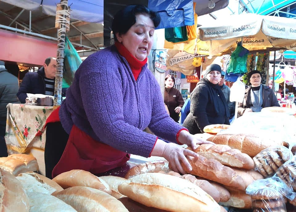 ზუგდიდის ბაზარში პურის ფასის მომატებას მოვაჭრეები აპროტესტებენ