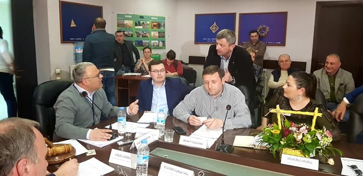 ხმაური ზუგდიდის საკრებულოში – ოპოზიციამ სხდომა დატოვა