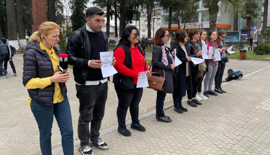 “სოლიდარობას ვუცხადებთ ჩვენს კოლეგებს” – ჟურნალისტების აქცია ზუგდიდში
