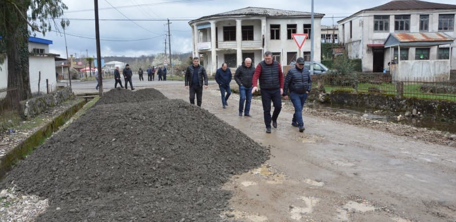 სოფელ ხაბუმეში ასფალტირებული გზა დაიგება