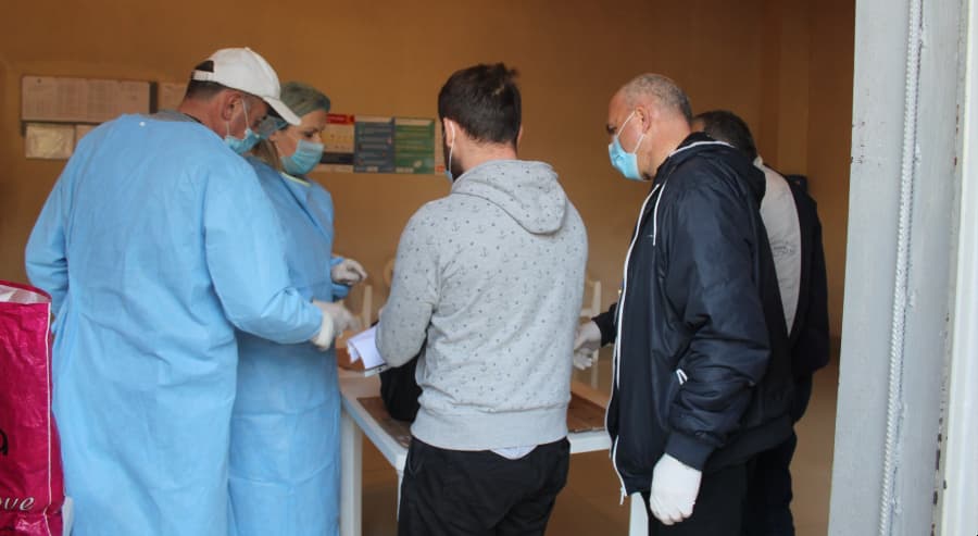 ჯვარში მოქმედ უმწეოთა სასადილოში ბენეფიციარებს მოხალისეები ემსახურებიან