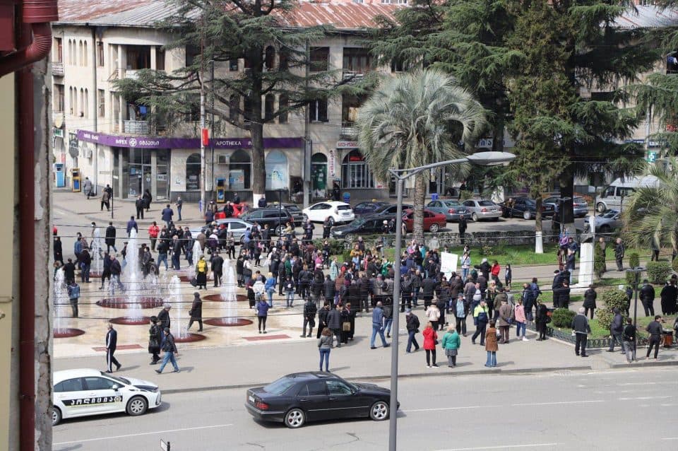 რამდენიმე ათეული პირბადე და ქაოსი ქალაქის ცენტრში – რა ხდება ზუგდიდში?