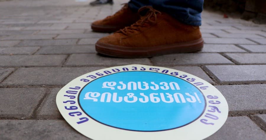 #დაიცავიდისტანცია – სენაკელმა მოხალისეებმა სტიკერები დააკრეს