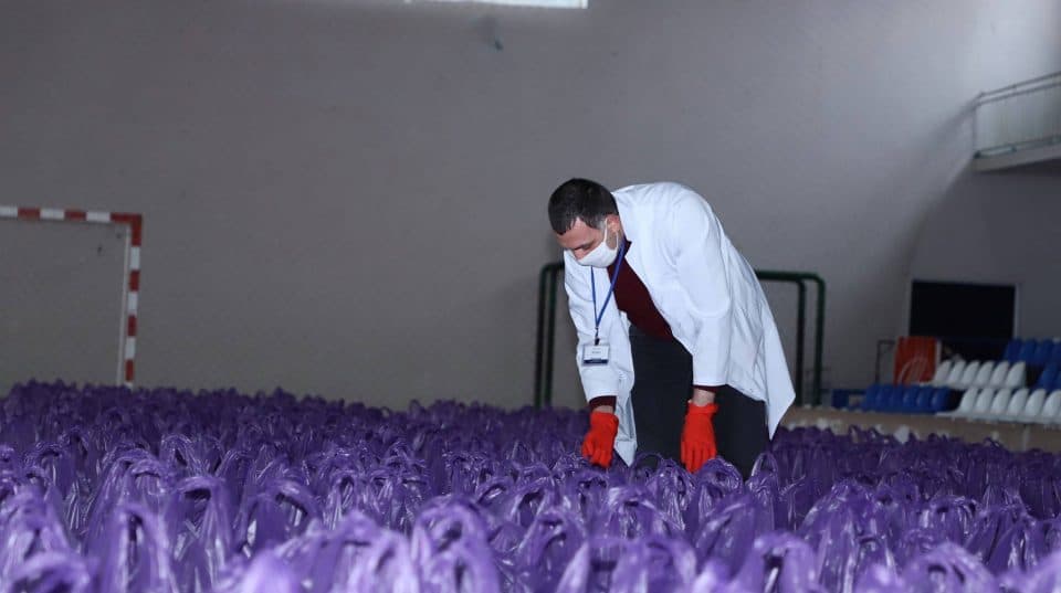 ზუგდიდში სხვადასხვა მოწყვლადი ჯგუფისთვის სასურსათო კალათების გადაცემა გრძელდება