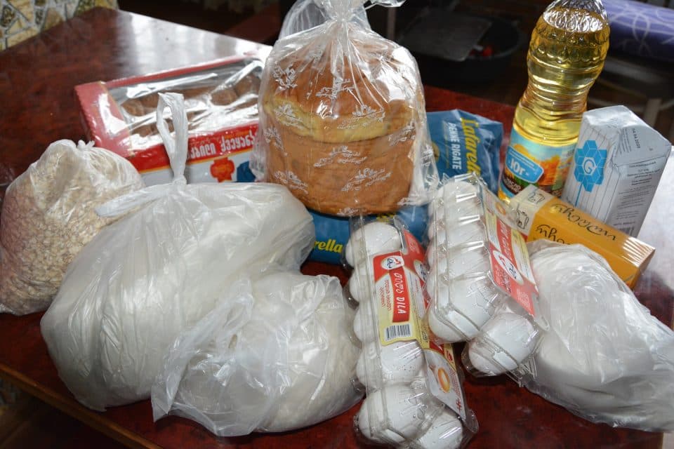 ჩხოროწყუში დევნილებს სასურსათო პროდუქტი გადაეცათ