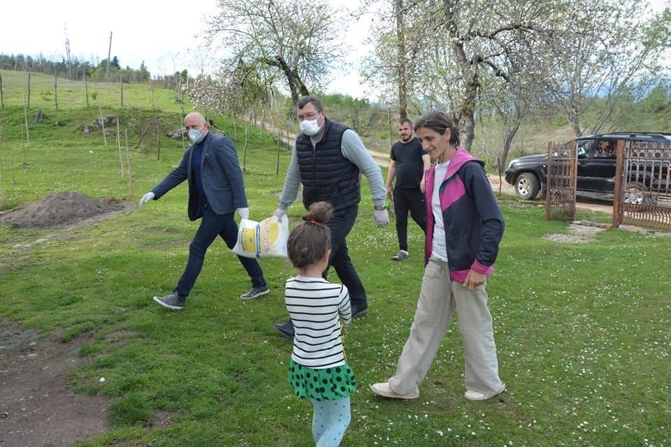 ჩხოროწყუში სააღდგომო ნობათის დარიგება გრძელდება