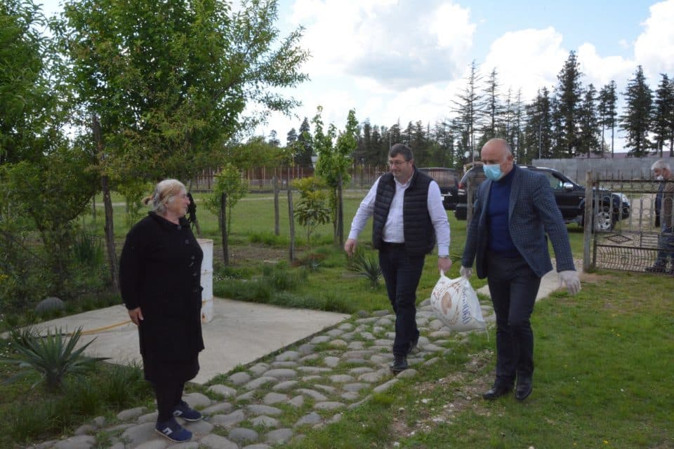 ჩხოროწყუში სასურსათო პროდუქტის დარიგება გრძელდება