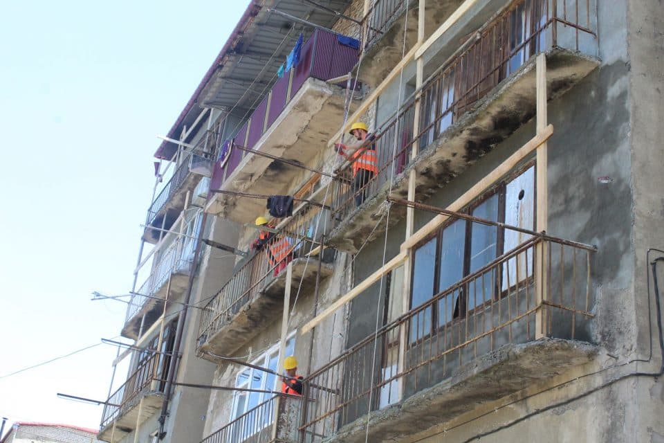 ქალაქ ჯვარში, მრავალბინიანი საცხოვრებელი სახლის ფასადის რეაბილიტაცია მიმდინარეობს